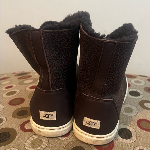 UGG CROFT CHOCOLATE SNEAKERS- size 7 - Picture 3 of 6